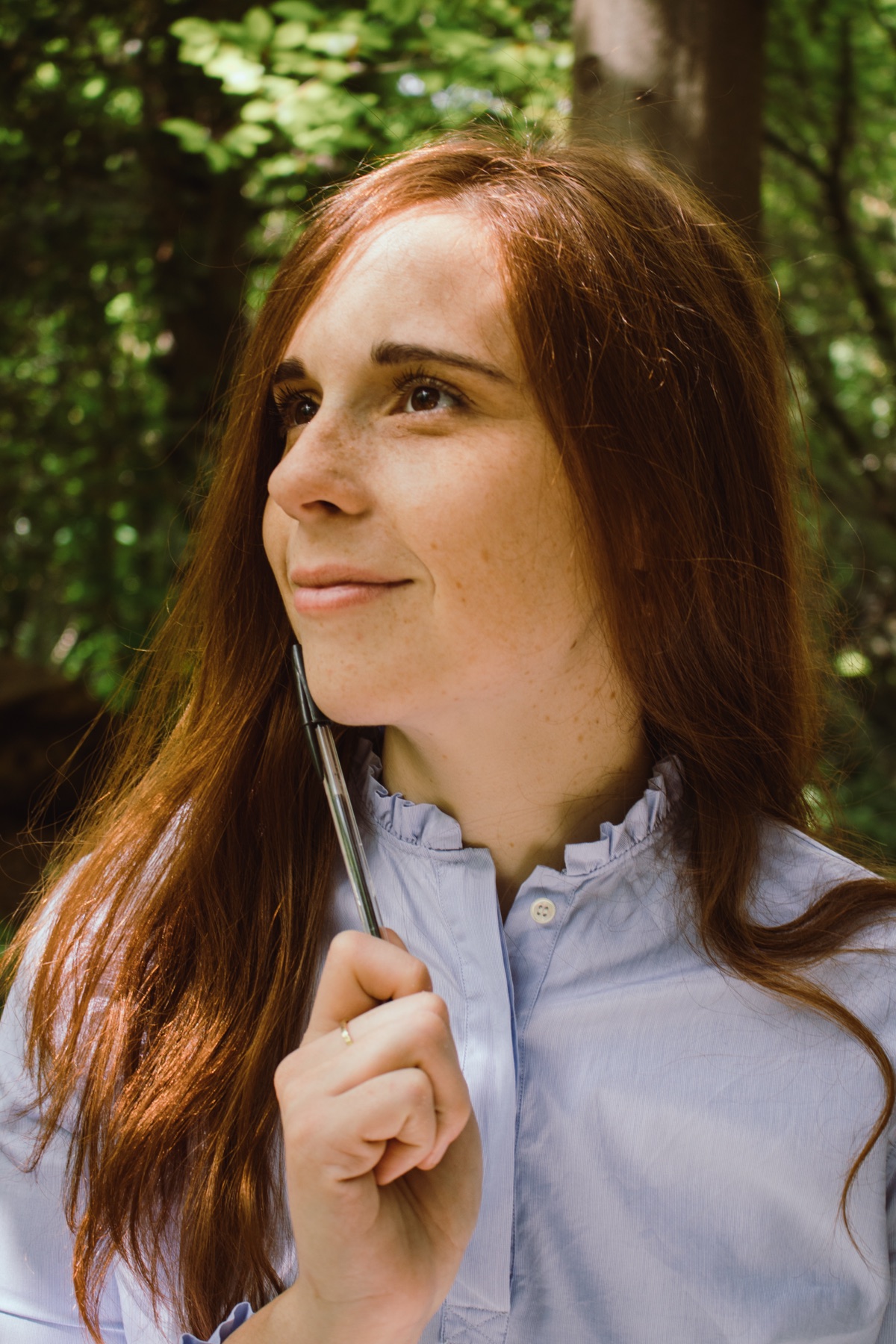 Amandine Faugeras, architecte d'intérieur, en pleine réflexion